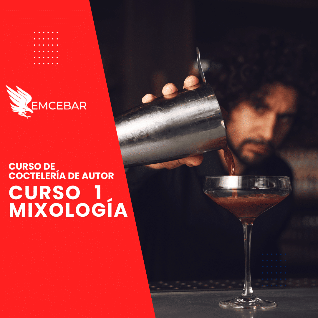 Una persona vierte una bebida de una coctelera en un vaso. El texto dice "Mixología 1. Curso de Coctelería de Autor" con un emblema y "EMCEBAR" sobre un fondo rojo.