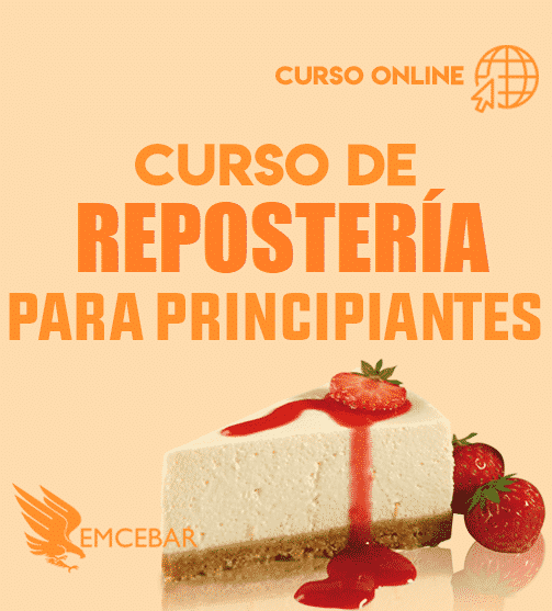 Un pastel del "Curso de Repostería para Principiantes" con fresas y las palabras curso de resposta para principiantes.