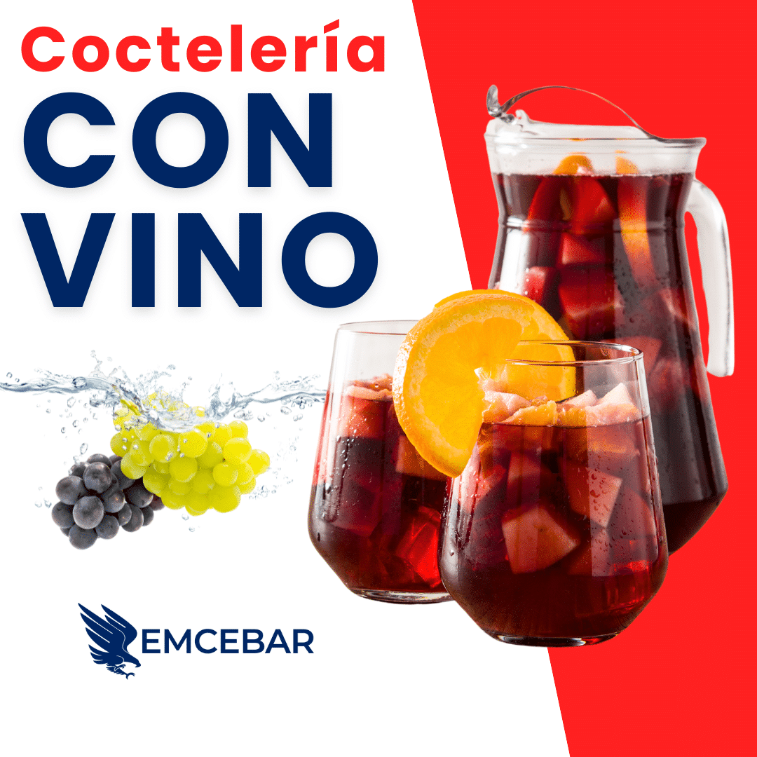 Imagen de dos vasos y una jarra de sangría adornados con rodajas de naranja. El texto dice "Coctelería con Vino" y muestra racimos de uva junto al logo de EMCEBAR. El fondo presenta una vibrante mezcla de rojo y blanco, capturando la esencia de Coctelería con Vino.